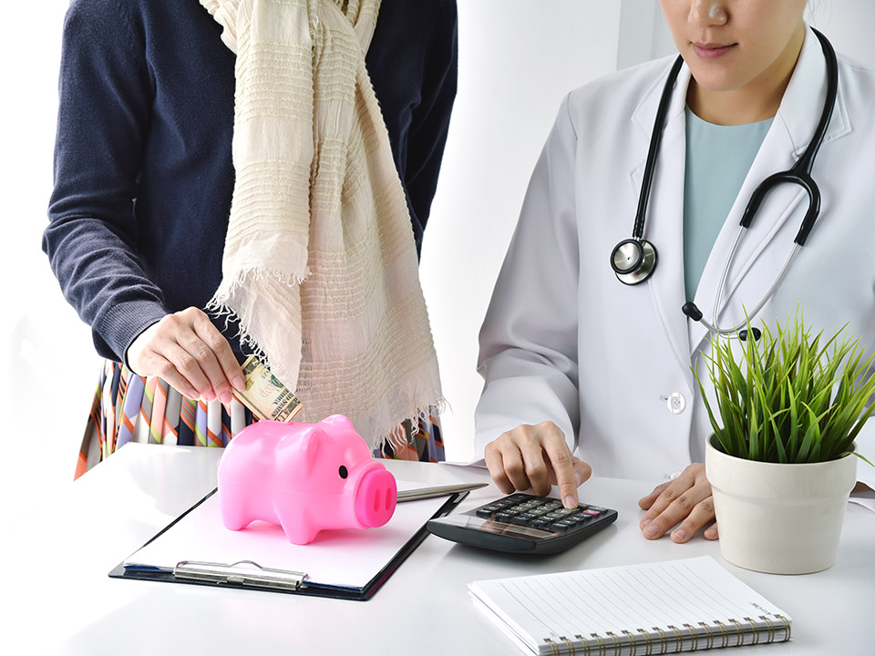 Cómo ahorrar dinero con el seguro y la atención médica