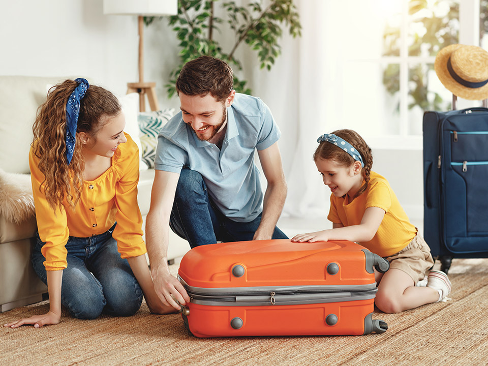familia empacando para viajar
