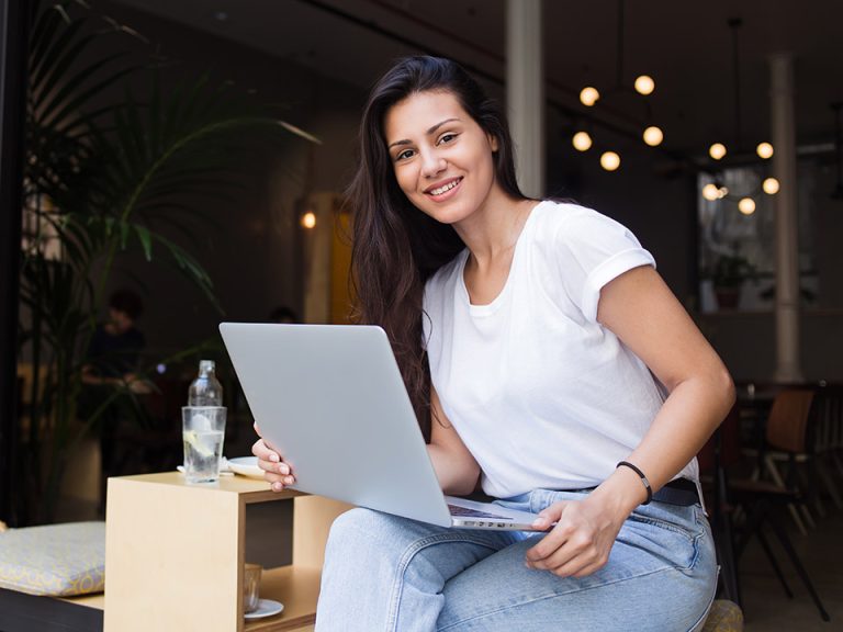 mujer emprendedora con laptop