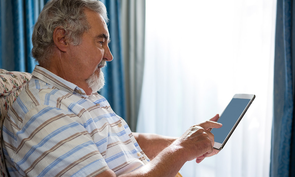 hombre con ipad invirtiendo