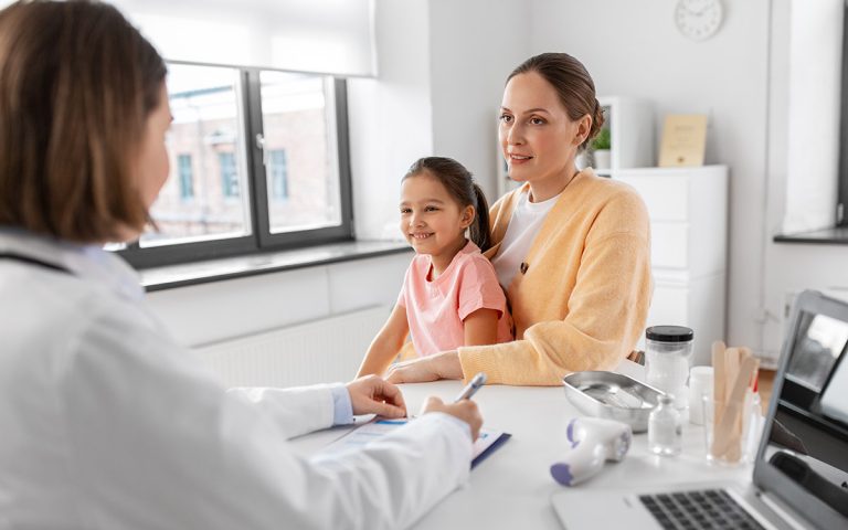 mama e hija visitando a doctora