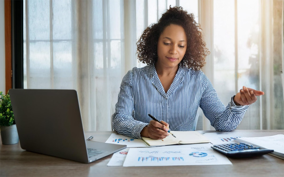 mujer trabajando en finanzas