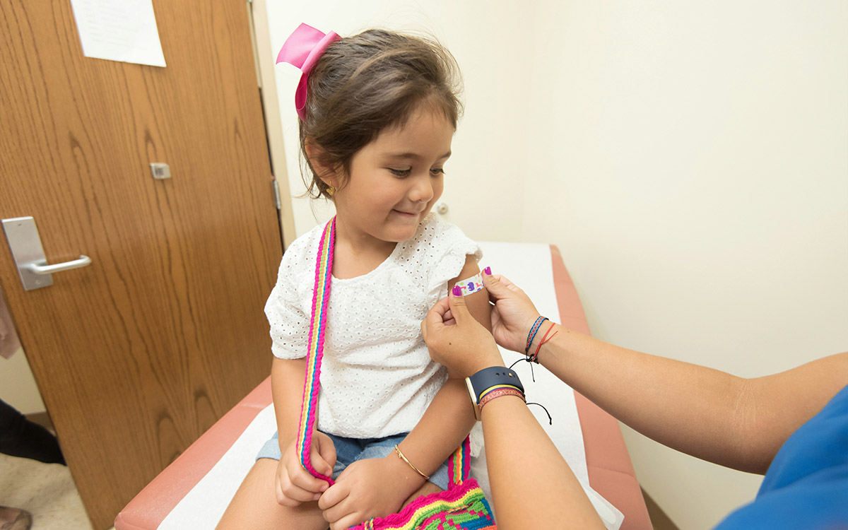 Niña en el doctor con una sonrisa