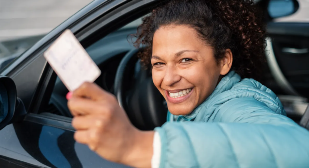 Cómo Conseguir el Seguro de Auto Más Barato en EE.UU. Siendo Inmigrante o Latino